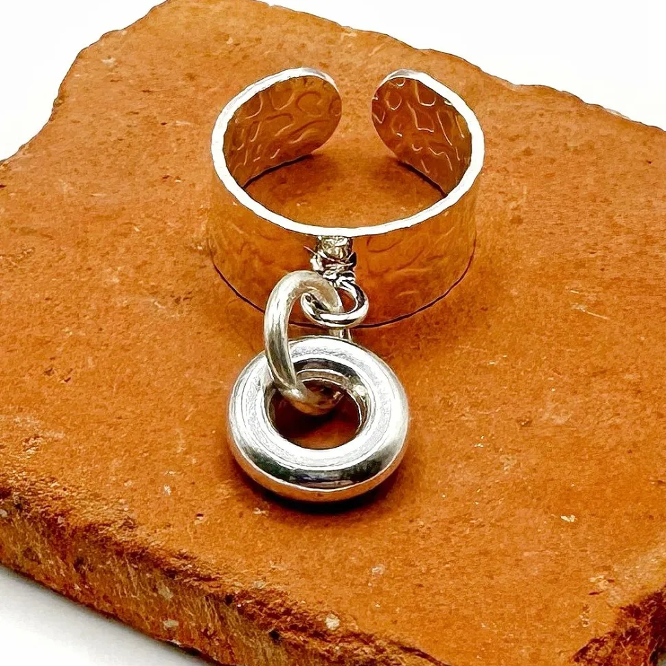 bague_martelee_pendentif__0-12.webp Musardise Bague Martelee Pendentif Rondino< Bagues