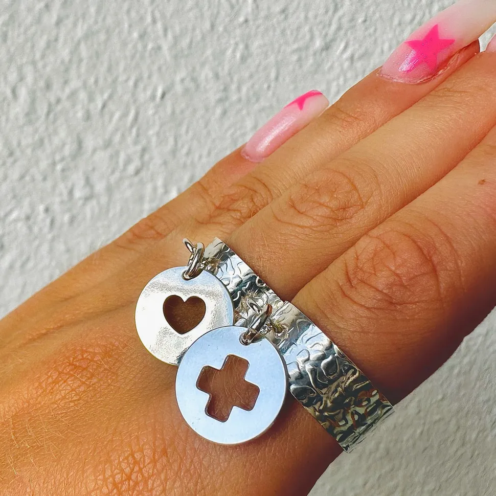 bague_martelee_pendentif__0-2.webp Musardise Bague Martelee Pendentif Croix « Cruz »< Bagues