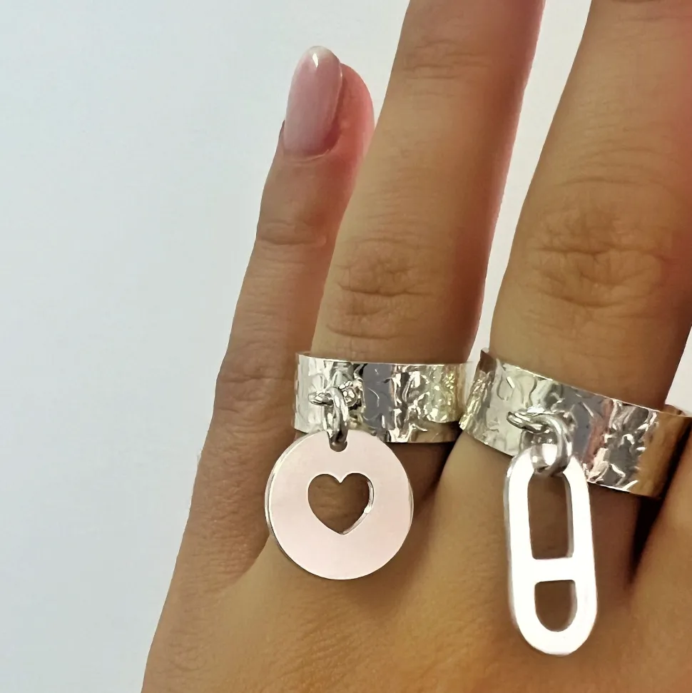 bague_martelee_pendentif__1-1.webp Musardise Bague Martelee Pendentif Coeur< Bagues