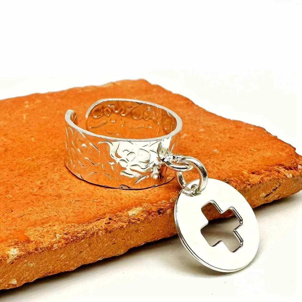 bague_martelee_pendentif__1-2.webp Musardise Bague Martelee Pendentif Croix « Cruz »< Bagues