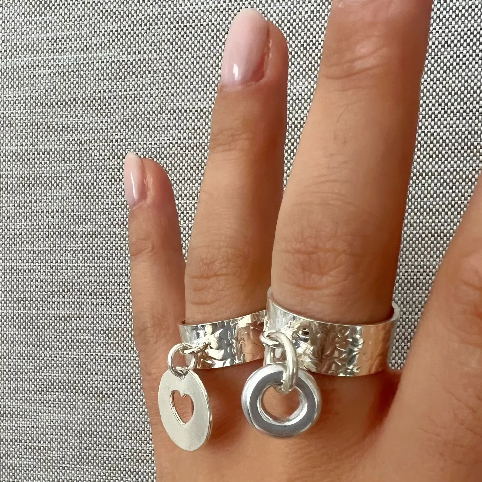 bague_martelee_pendentif__1-7.webp Musardise Bague Martelee Pendentif Rondino< Bagues