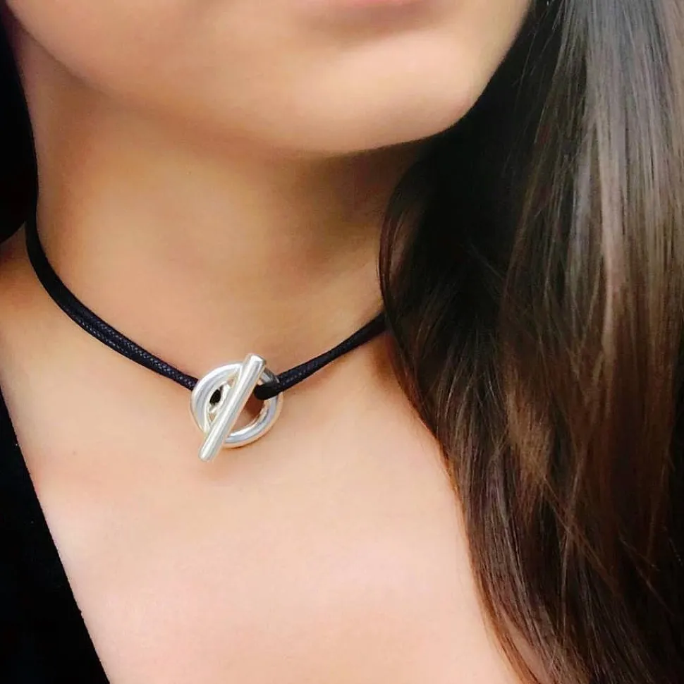 collier_attache_simple_gr_1.webp Musardise Collier Attache Simple (Grand Modele)< Colliers