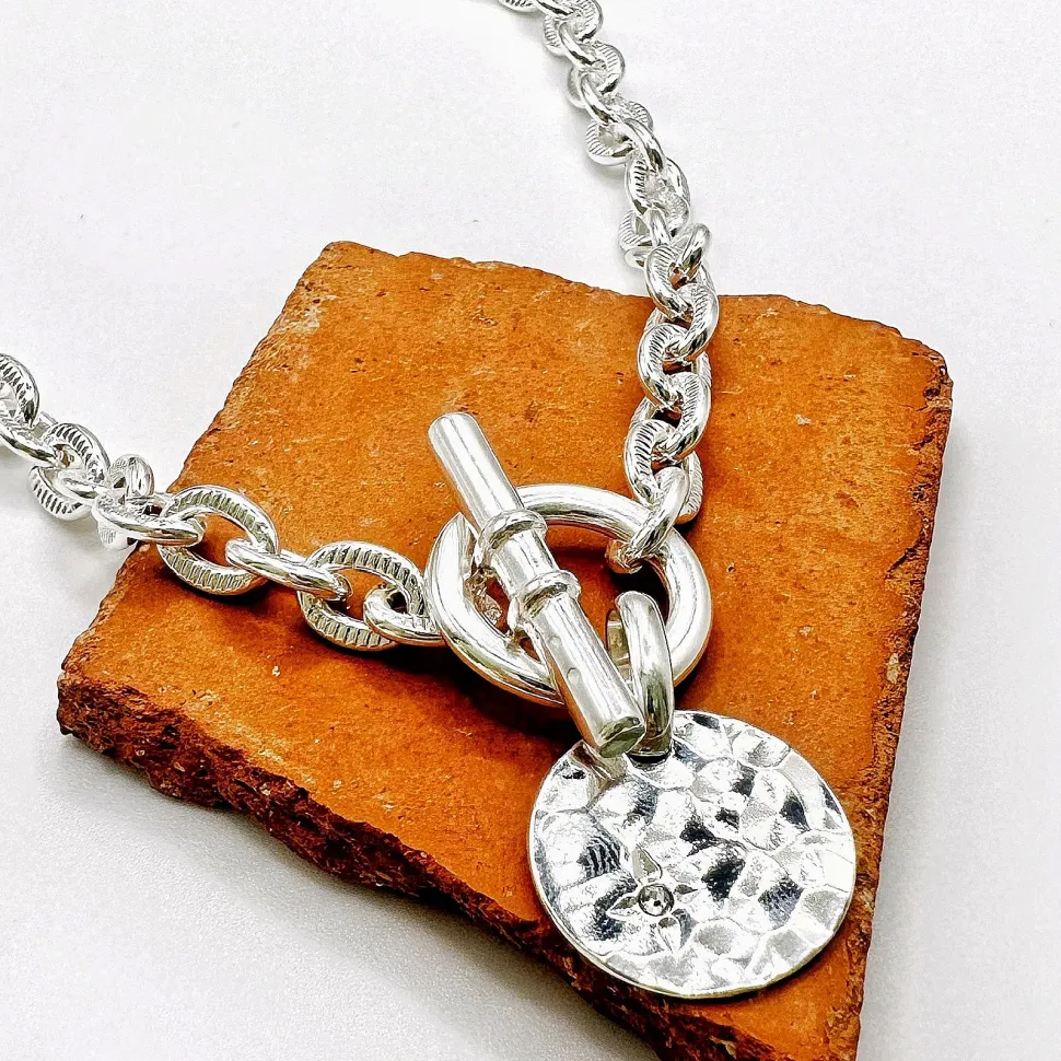 collier_scarlett_medaille_2.webp Musardise Collier Scarlett Medaille Martelee< Colliers