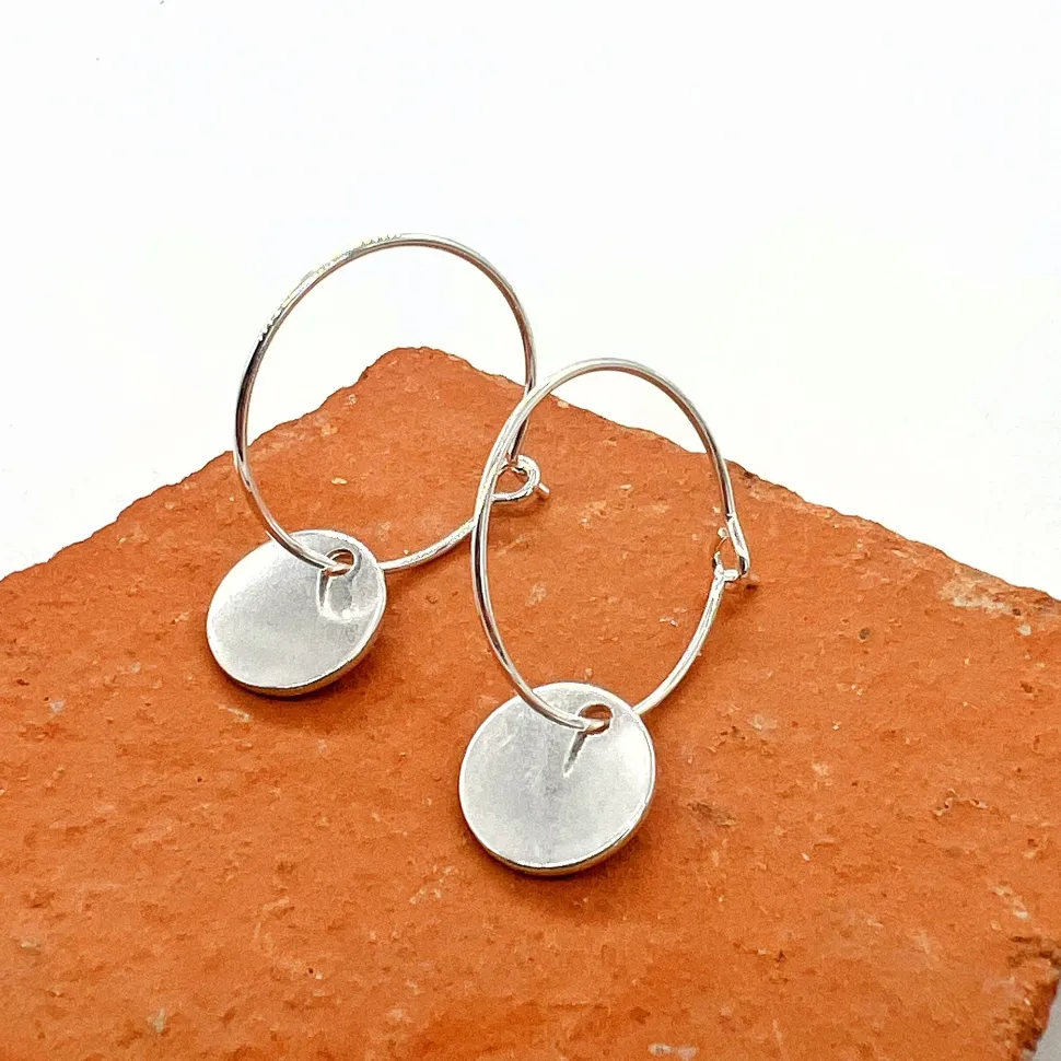 creoles_gm_petites_medail_0.webp Musardise Creoles Gm Petites Medailles< Boucles D'Oreilles