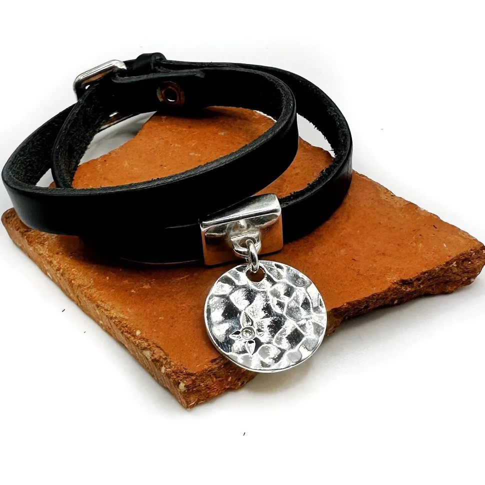 cuir_medaille_martelee_0.webp Musardise Cuir Medaille Martelee< Bracelets