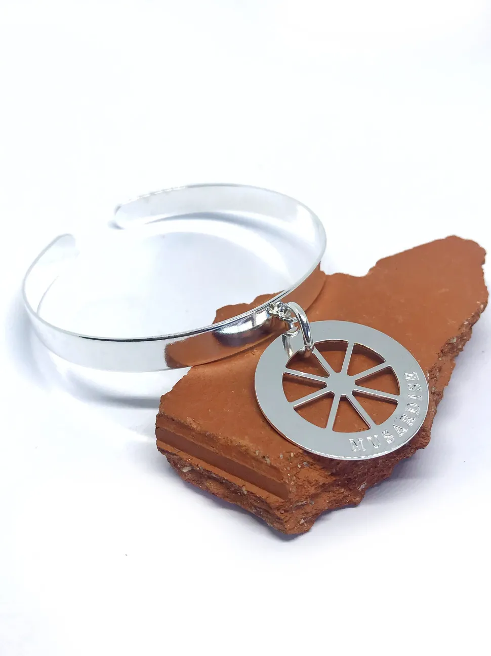 demijonc_roue_0.webp Musardise Demi-Jonc Roue< Bracelets