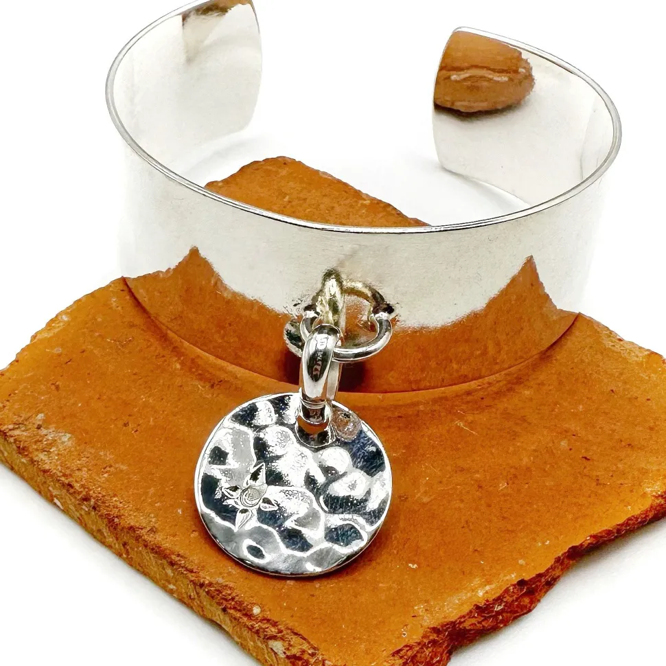 manchette_medaille_martel_1.webp Musardise Manchette Medaille Martelee Strass< Bracelets